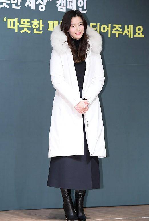 全智贤真的很美,穿的多臃肿都不显胖,气质也不像中年人_羽绒服_外套