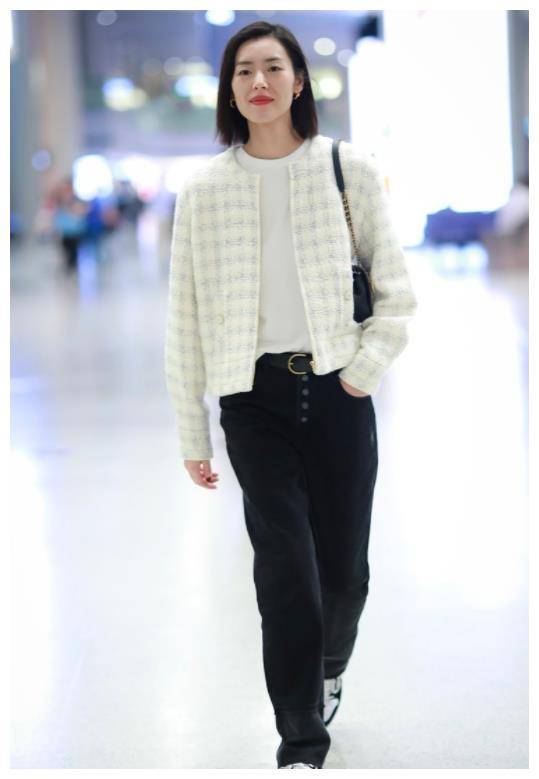 刘雯软呢外套搭配老爹裤,基础款穿出高级感,秋季学她穿搭准没错