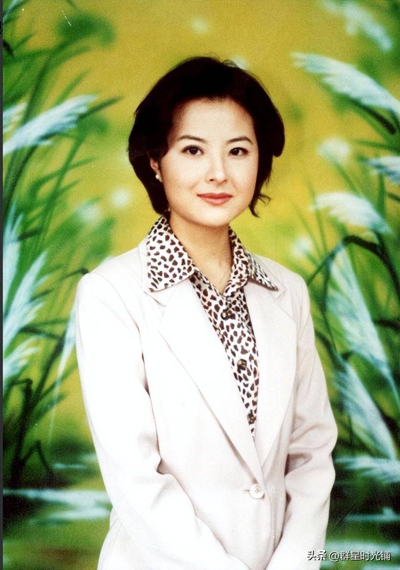 她曾是北大才女,46岁气质仍不输董卿,与大18岁李铁婚姻幸福_张泉灵