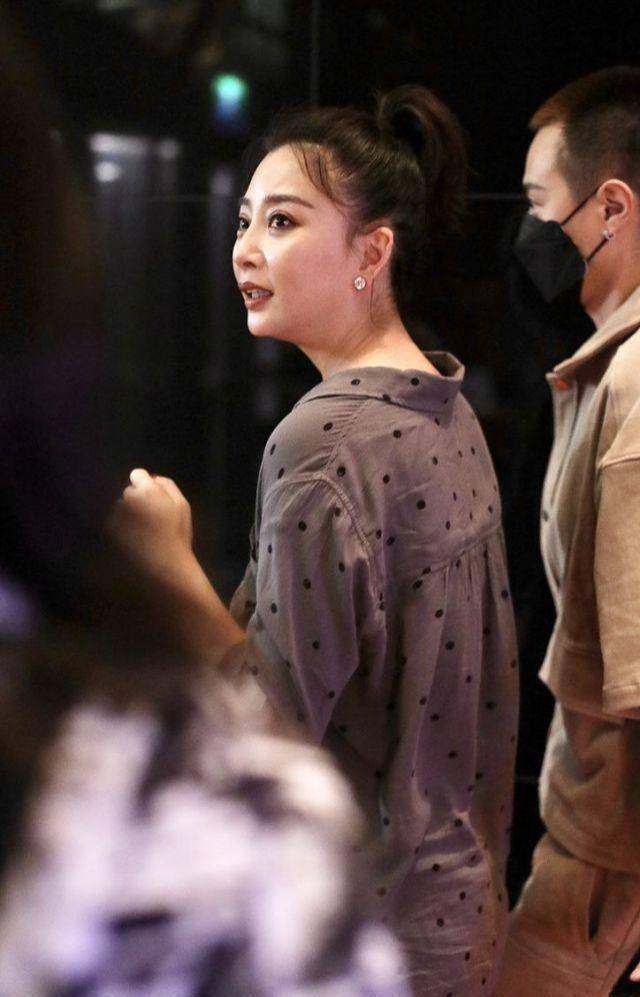 在现场拍到殷桃素颜,脖颈焉瘪身材又肥胖,这才是真实的41岁!