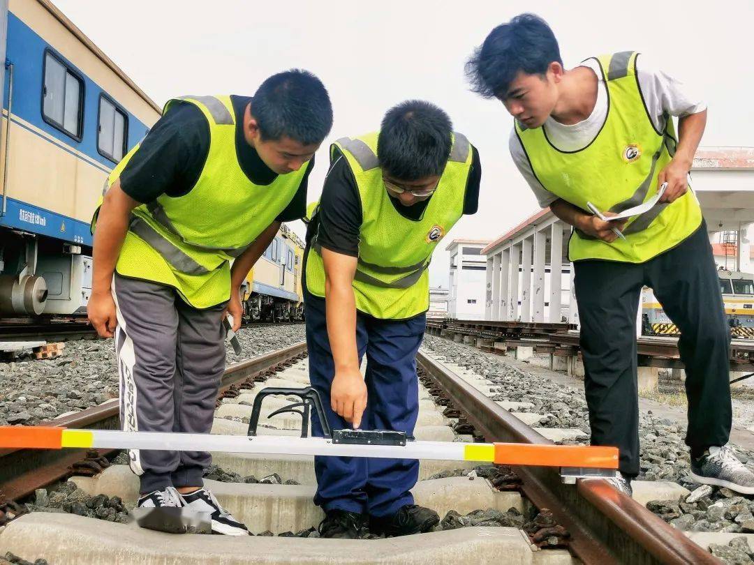 广南线路维修工区王建义我入路学会的第一项技能是使用0级道尺,这是每
