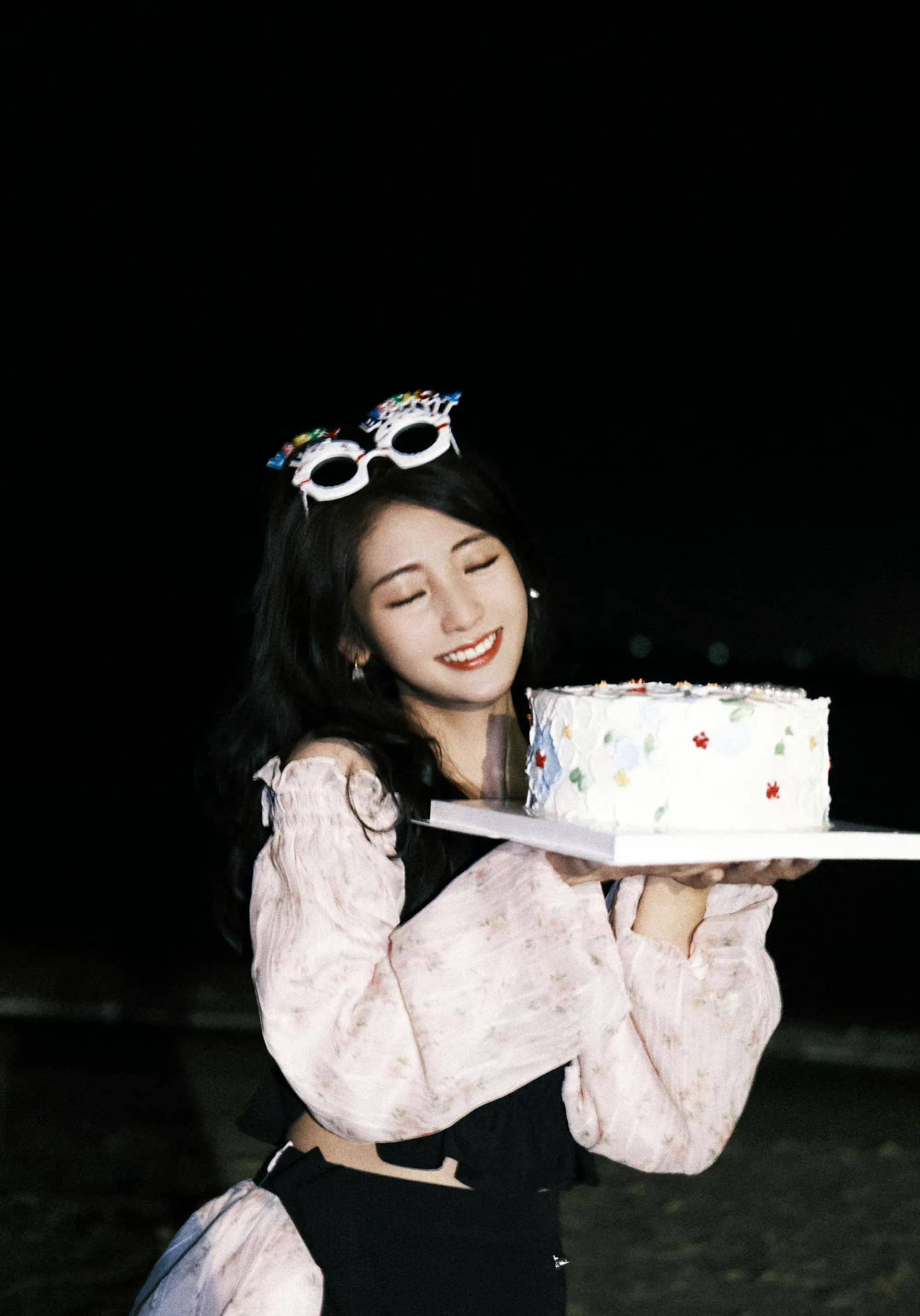 邢菲海滩烛火生日大片_蛋糕_少女_模样