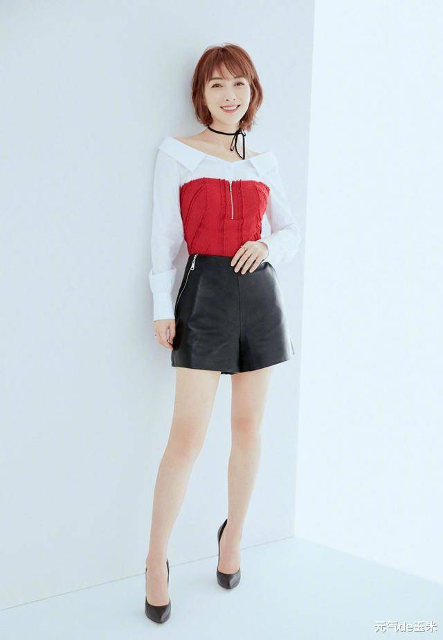 路人镜头下的吴昕太真实,粉裙配金链包包超土气,小粗腿没得p了_白色