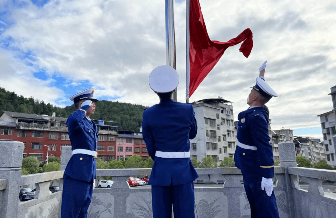 消防员向国旗敬礼图片图片