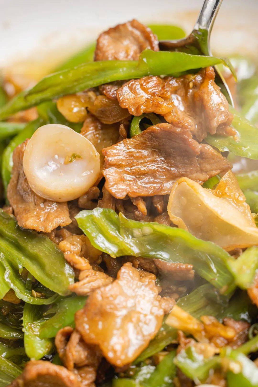 拌着米饭一起吃,辣椒的香,肉的嫩,白木耳的爽脆,口感层次max!