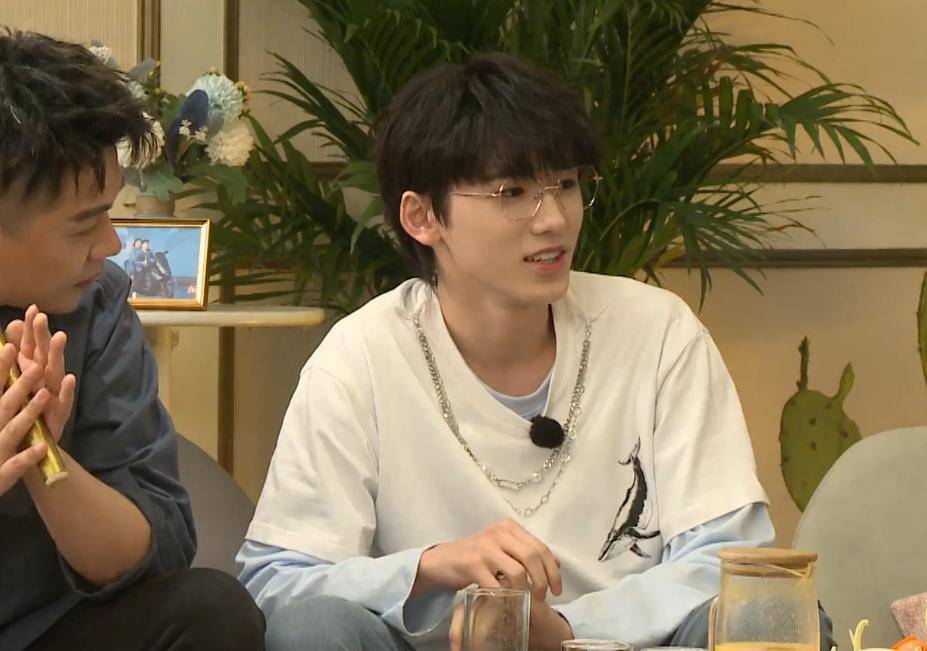 宋亚轩私底跳舞被抓拍,关晓彤"动作"太抢镜,网友:你才23岁_舞蹈_舞姿