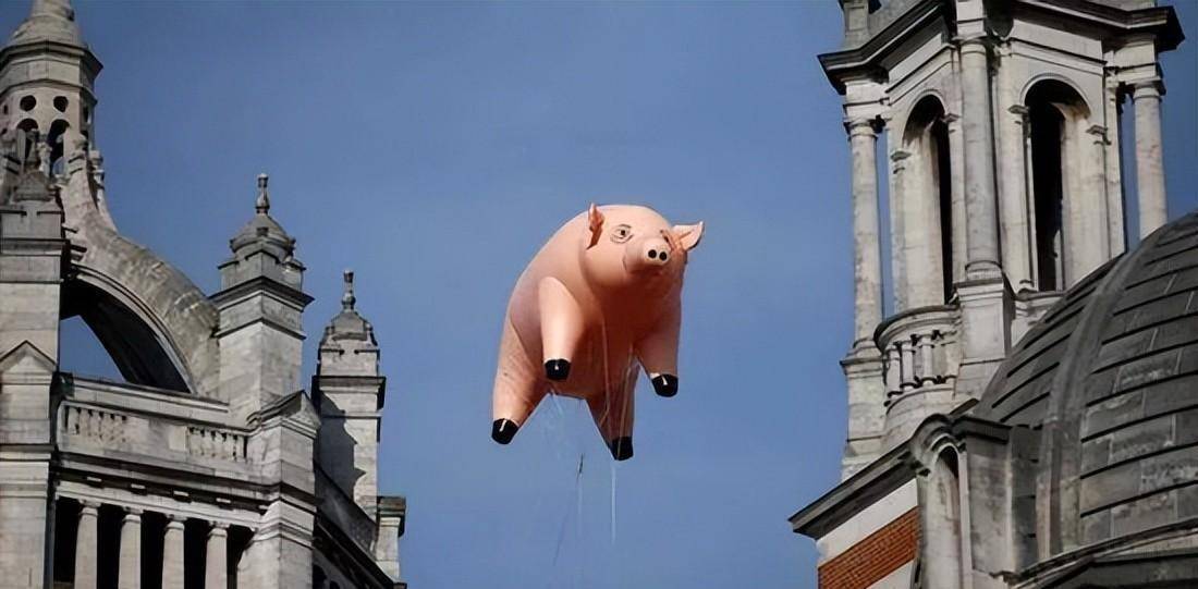 出现了一只在空中漂浮的粉色飞猪,这正是在向平克·弗洛伊德这支伟大