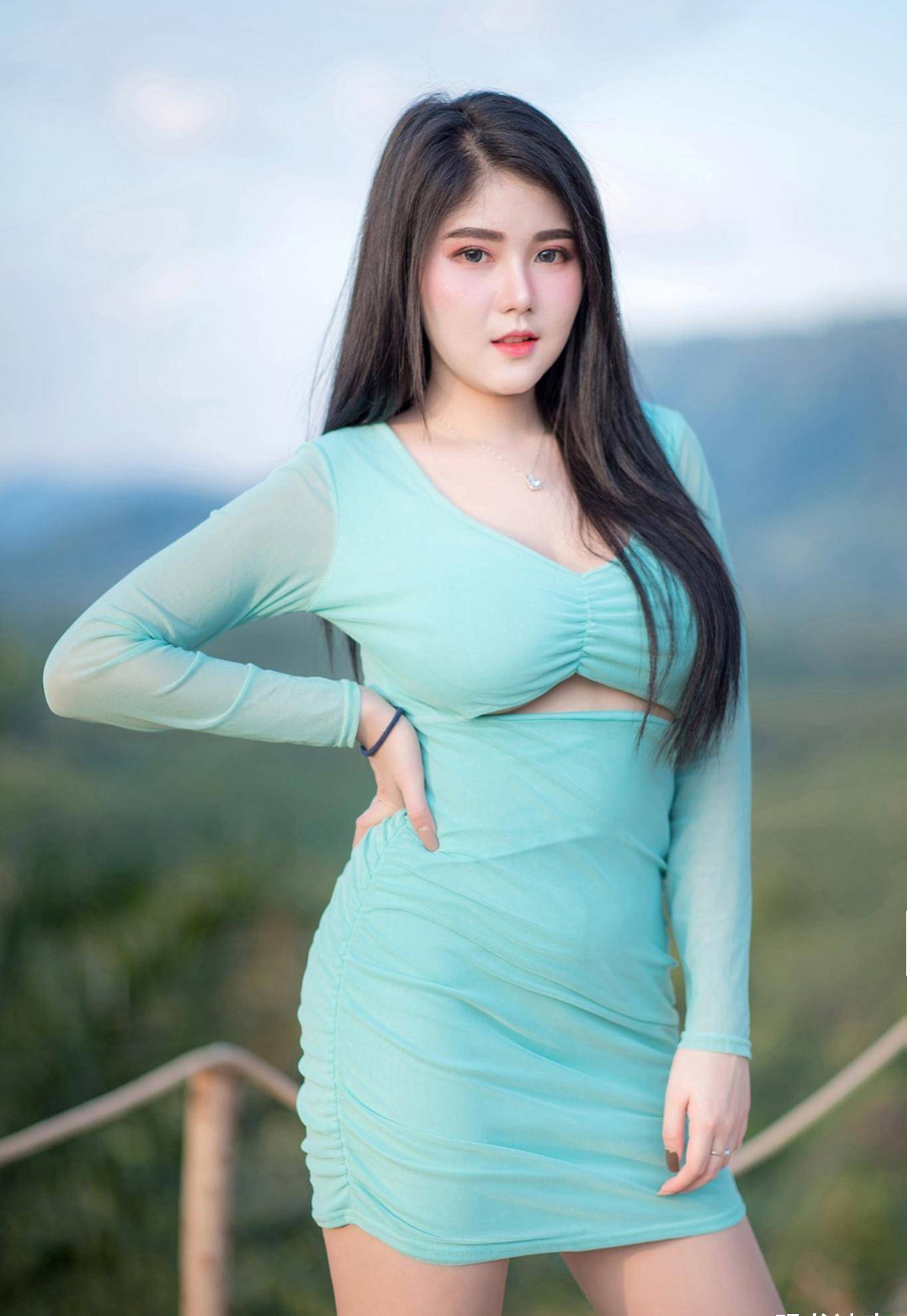 身材肉嘟嘟的胖女孩,穿上紧身连衣裙,给人清新甜美的感觉_男生_姑娘