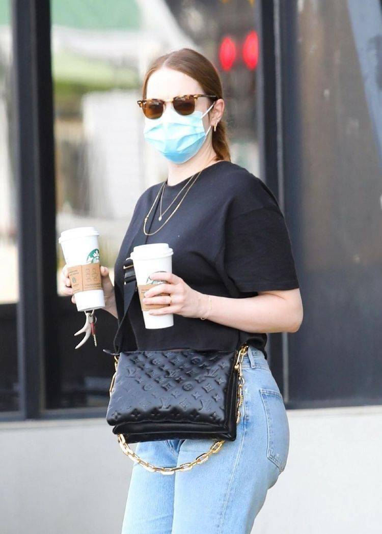 石头姐出街买咖啡,生娃后身材依旧火辣,身上3万豪包