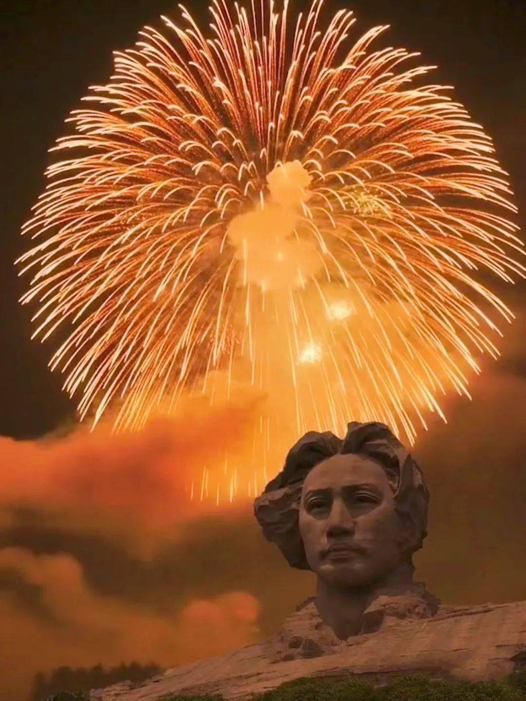 一抹红,是红墙里藏着的千年风韵,也是遥寄思念的一片枫叶;是星火燎原