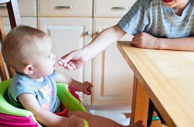 窝小芽、米小芽产品被曝变质、惊现厕所虫 还搞