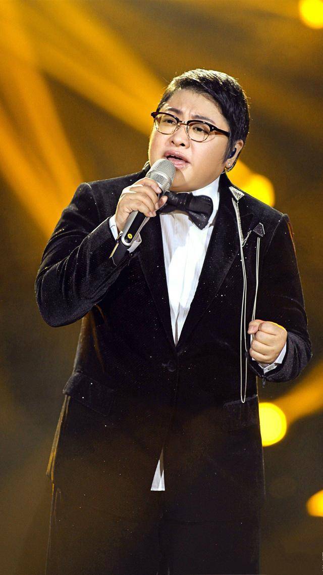 韩红近照曝光,身材暴瘦面容难掩憔悴,年轻时颜值堪比是校花_明星_公益