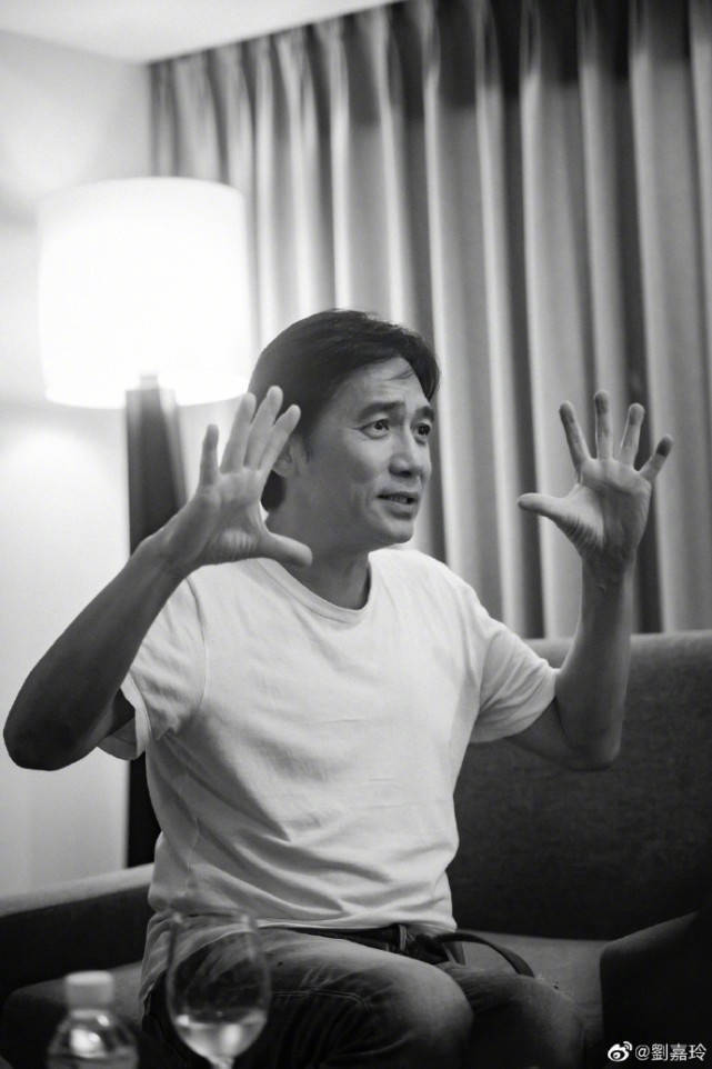 梁朝伟的站姐(深夜还在加班晒照,比站姐还敬业)果然在嘉玲姐的相机下