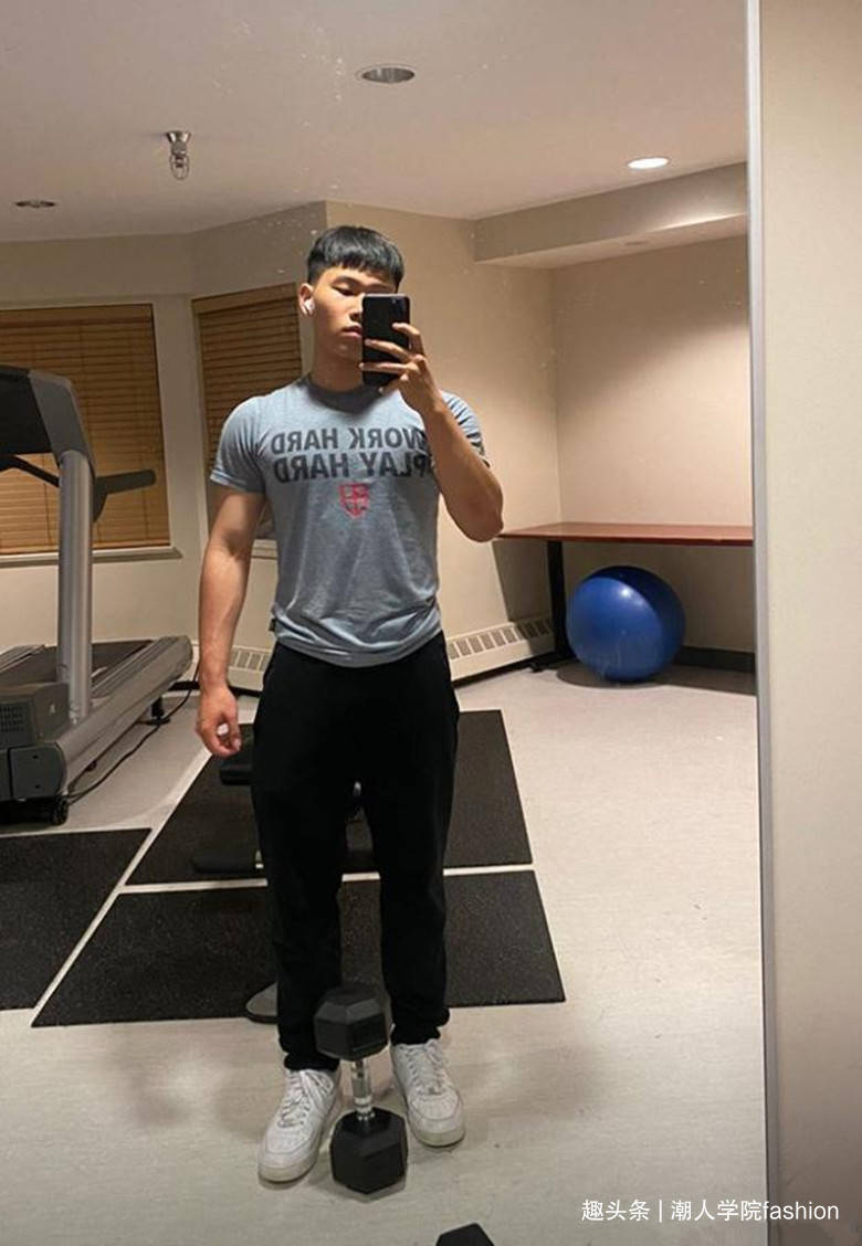 18岁陈尊佑身材魁梧肌肉结实,颜值陡升超帅气_李佳琦_健身房_黑色