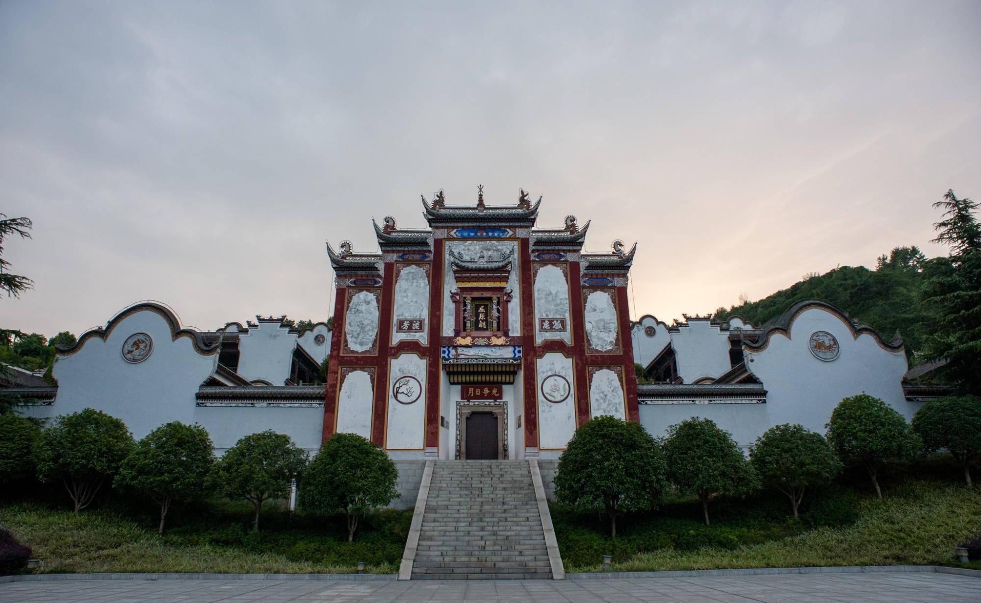 屈原故里的核心景点为屈原祠,建在凤凰山的山梁上,面朝东南方向的三峡