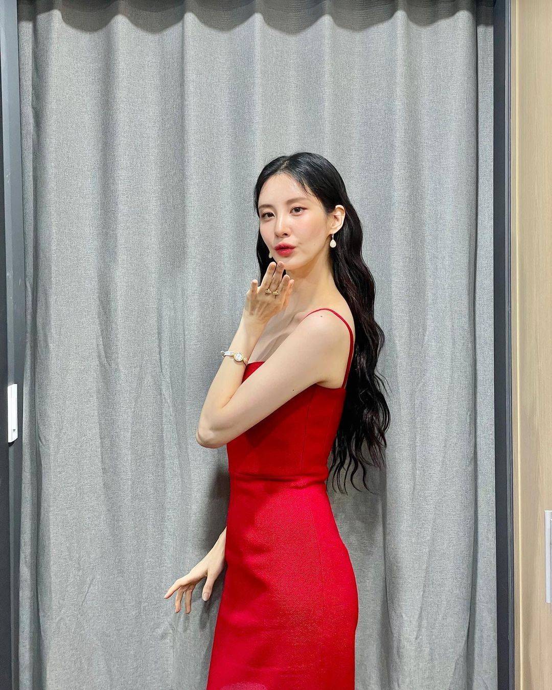 少女时代徐贤,诱人身材成熟魅力,低胸连衣裙,变身性感代名词_活动