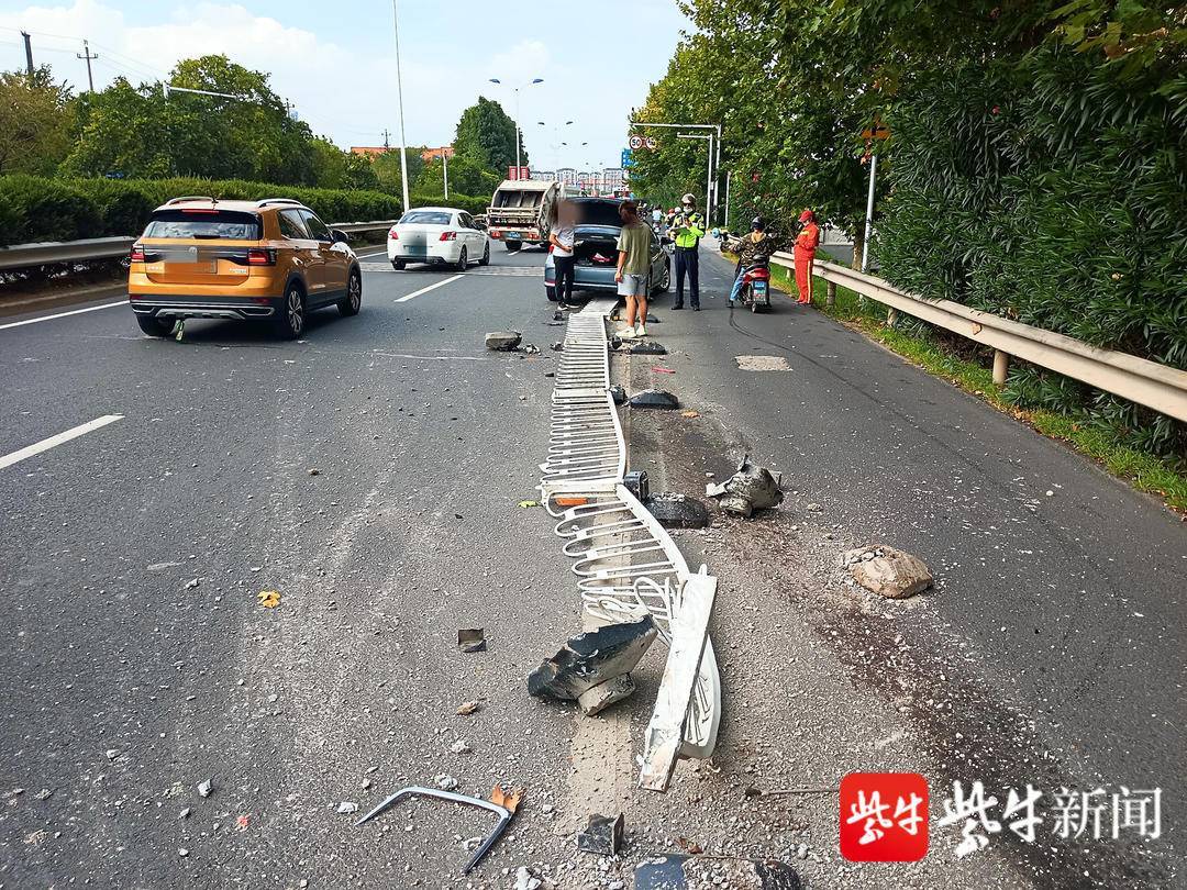 郑州街头宾利撞向路边车情况严重，官方回应来了！-大河报网