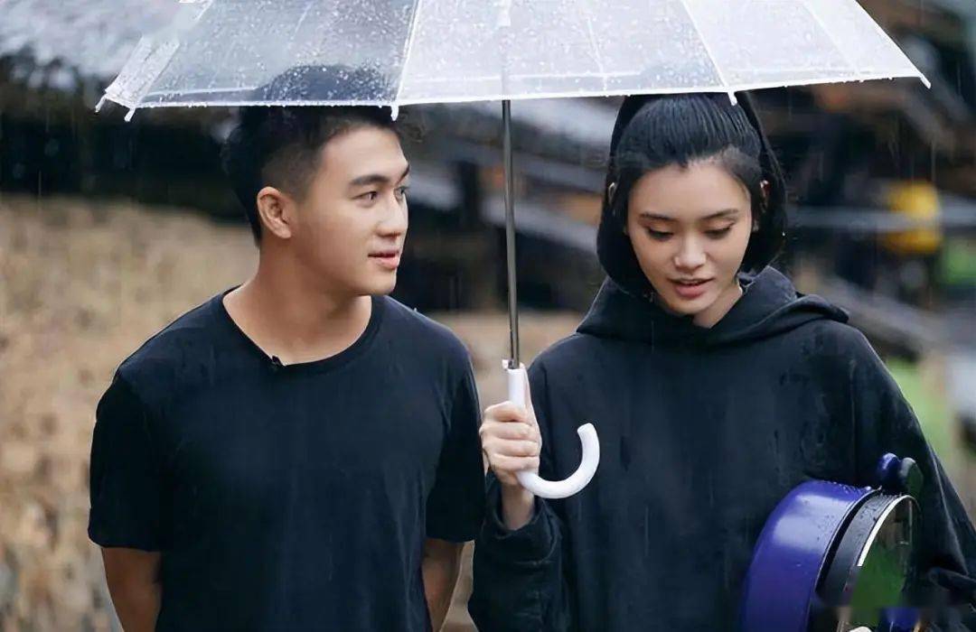 梁安琪被拍与奚梦瑶同游商场,两人相处融洽,力破不和传闻_何猷君_豪门