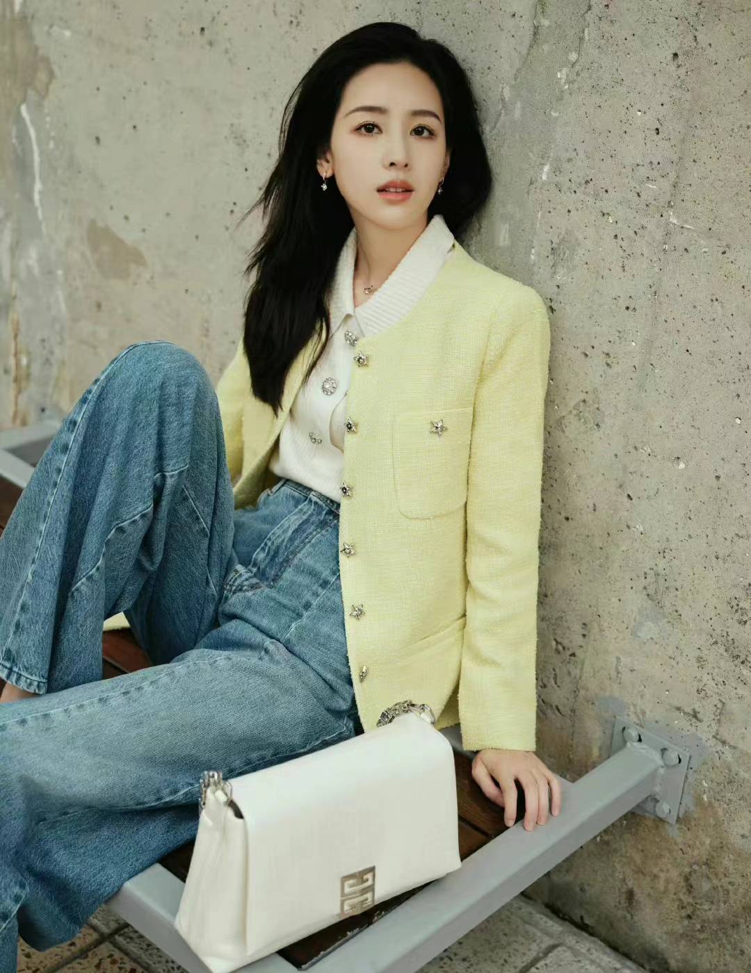 陈都灵秋日写真,穿米黄色小香风外套配阔腿牛仔裤,清新温柔