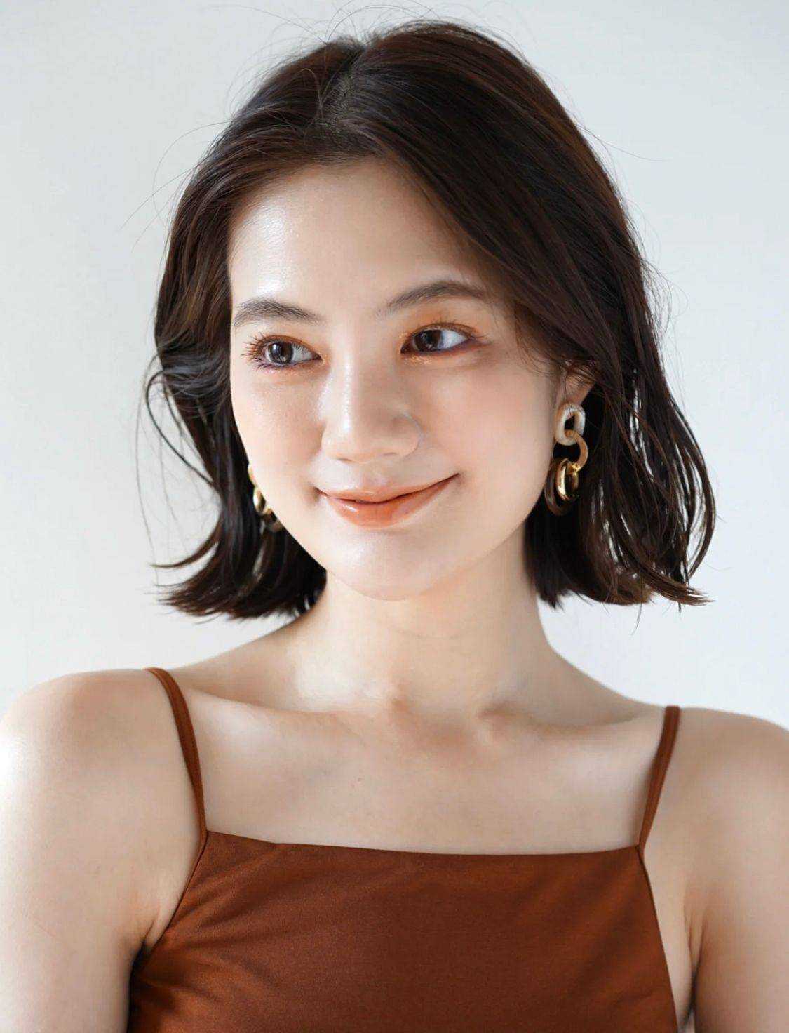 女人到了中年头发别留太长现在流行4种肩上烫优雅减龄