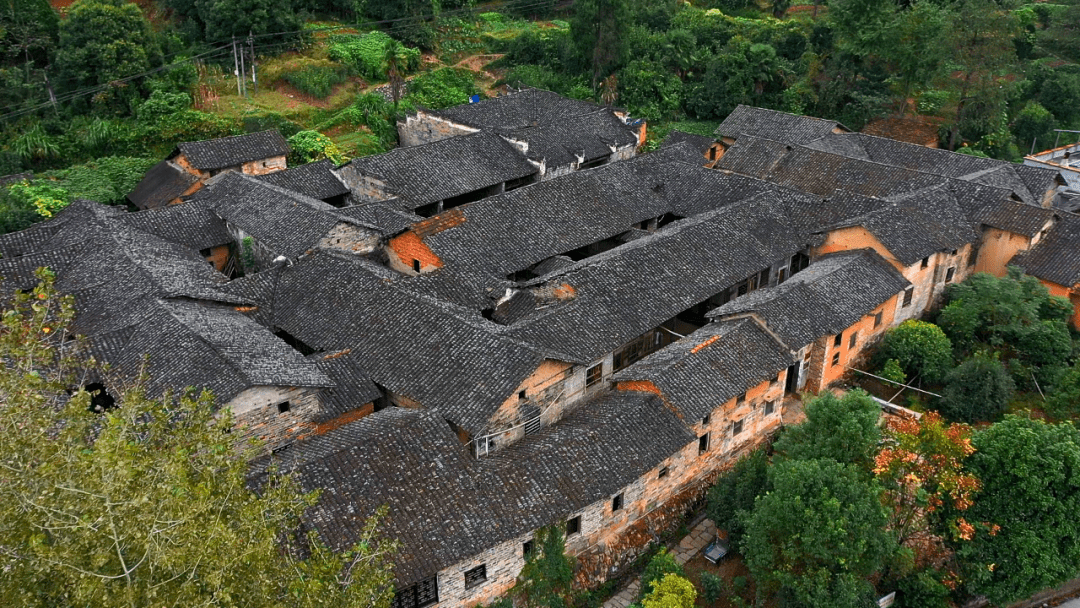 令人赞叹的是,刘家桥内还有保持完好的四处明清古民居群落,古朴典雅