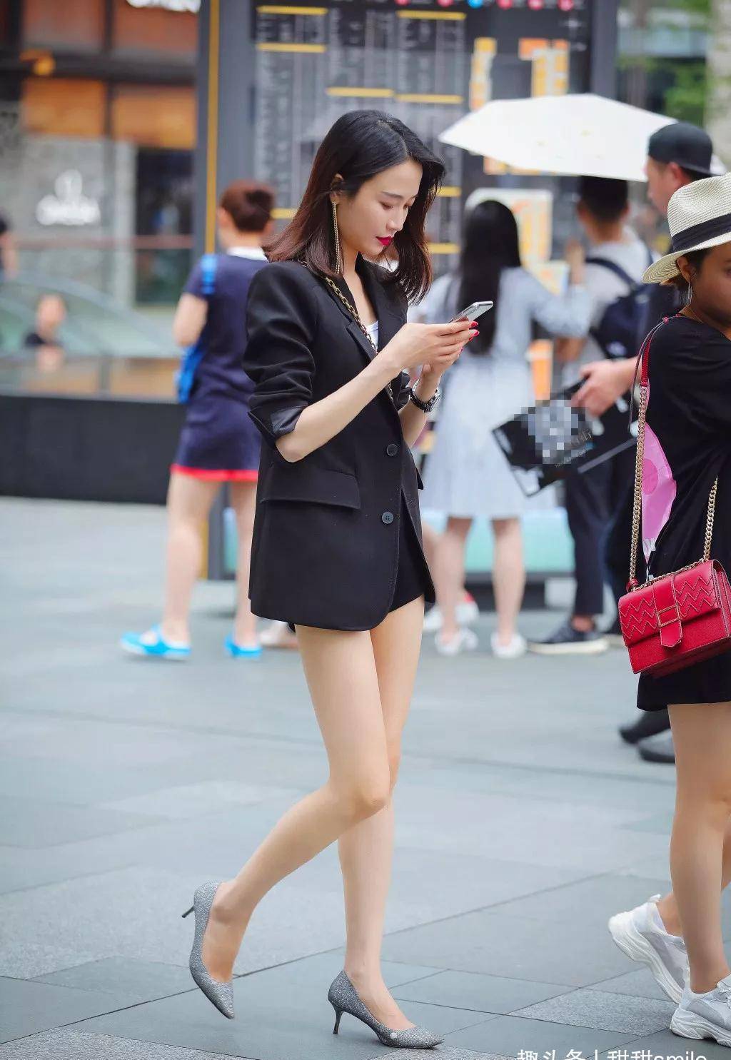 美女搭配灰色的尖头高跟鞋,气质优雅,走在路上能获取更多的目光_时尚