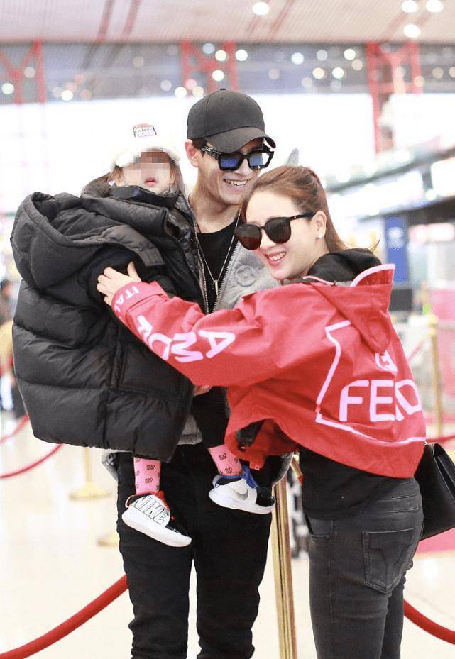 经超给粉丝签名,小李琳帮着拿衣服,不起眼像个小助理!_时候_显得_感觉