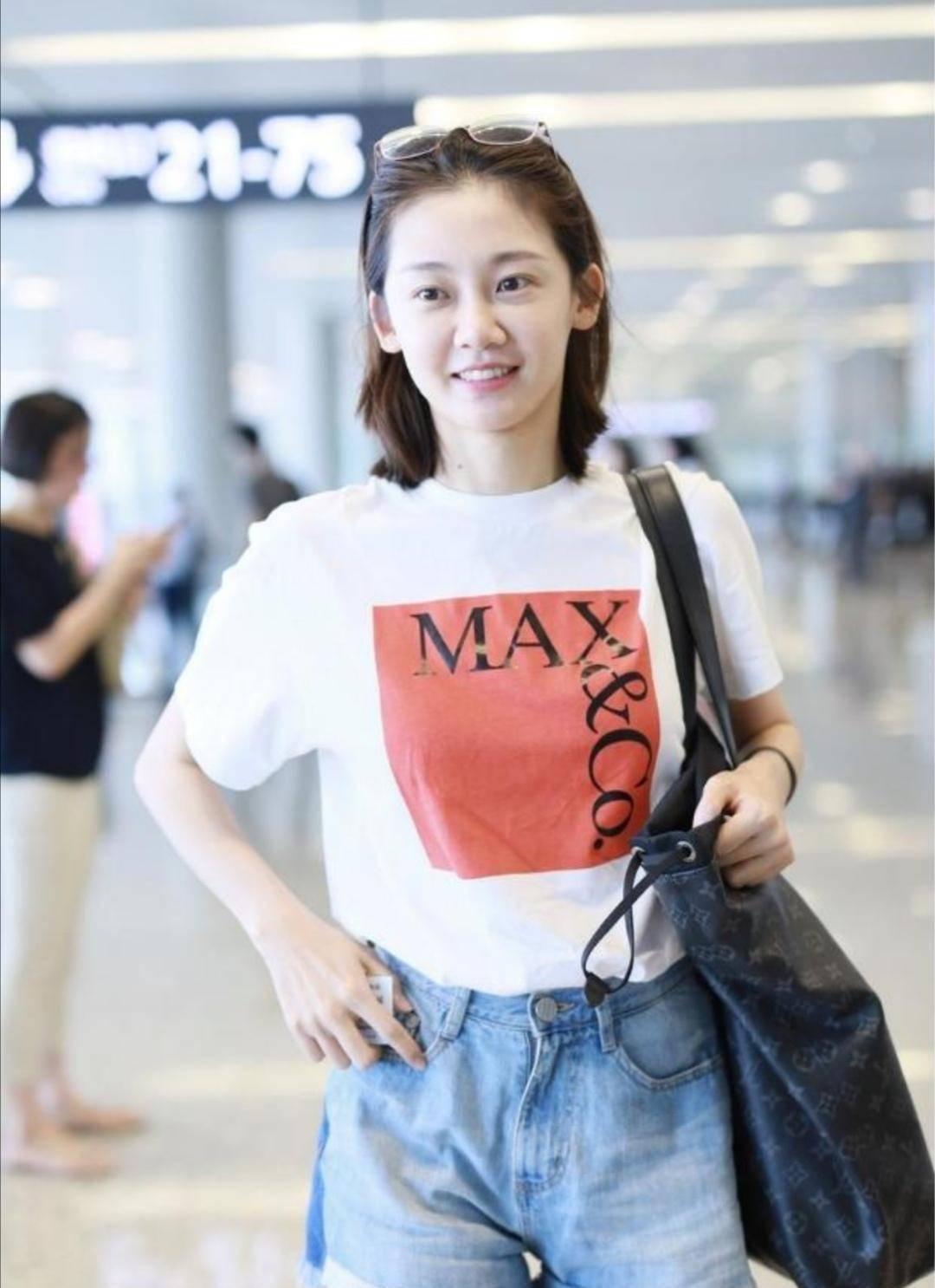 苗苗在某次机场当中就被拍到,苗苗身穿白色短袖,加上一条浅蓝色的牛仔