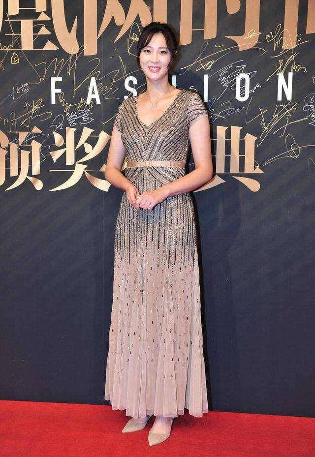 惠若琪体重不轻,穿短裙的腿也不细,却让很多女生都羡慕!