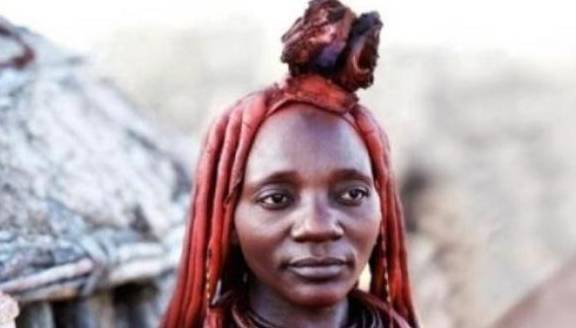 非洲的一个“奇特”部落：男女关系很怪异，女性喜欢在身上涂泥巴