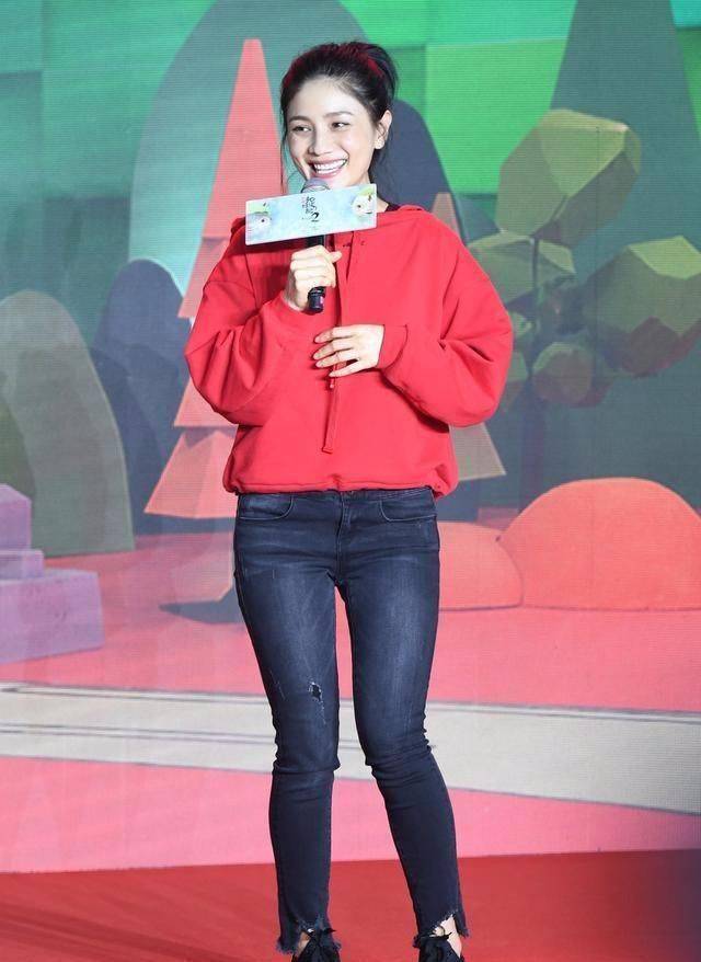 胡可穿白色长裙走红毯,上了年纪的妇女,就应该穿的庄重一点!