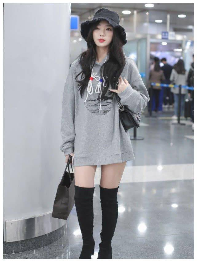 李紫婷为凹出大长腿,就挑战杨幂同款长靴,不料穿出腿型很显弯!