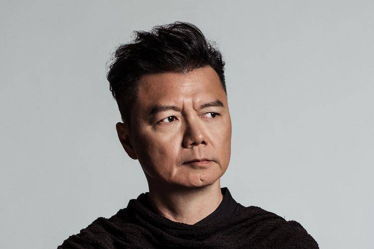 63岁港星艾威资助28名贫困儿童,为70岁老人祝寿,被爆出场费4万_演出