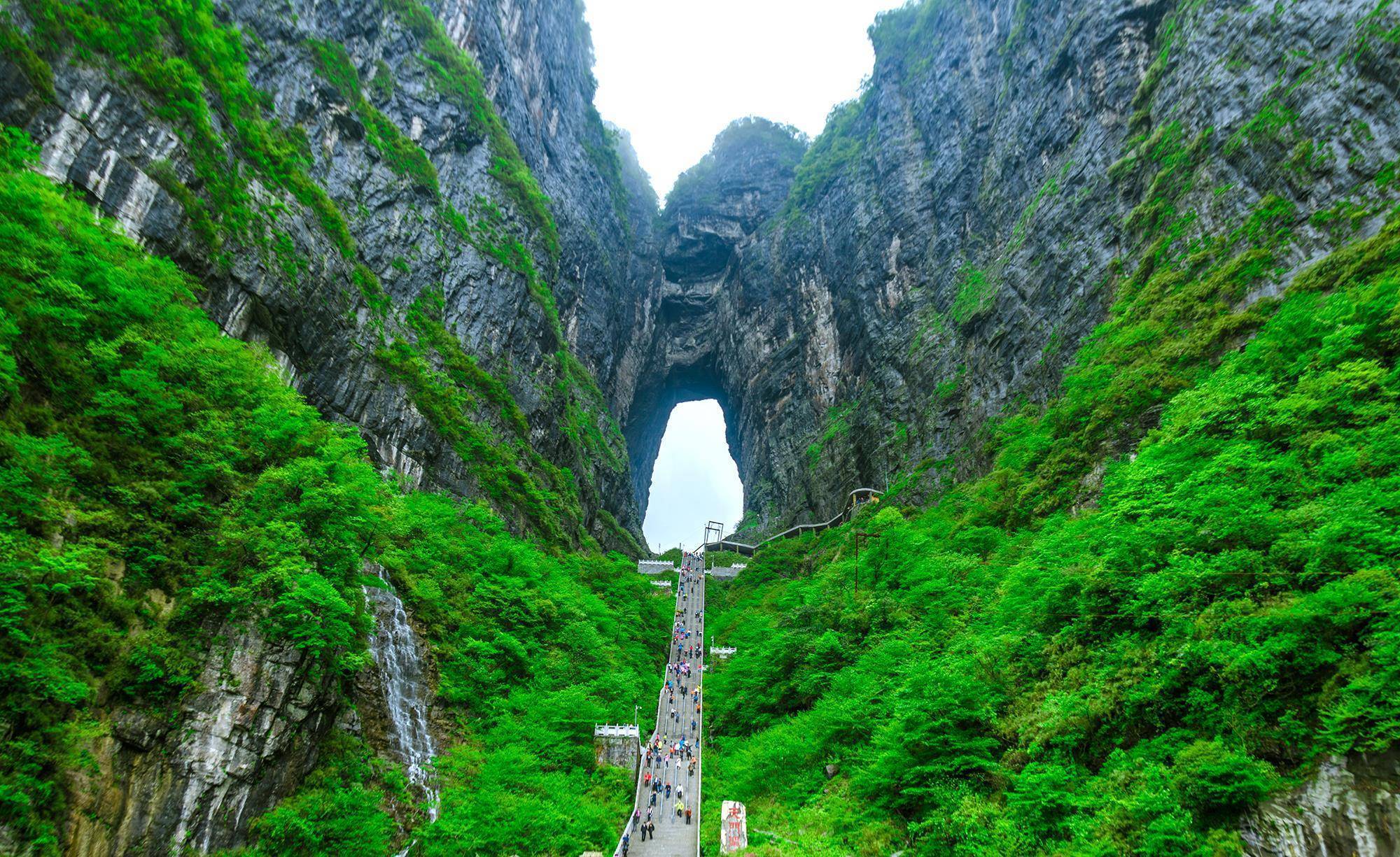 世界上最高的天然穿山溶洞，号称“通天门户”，就在湖南张家界