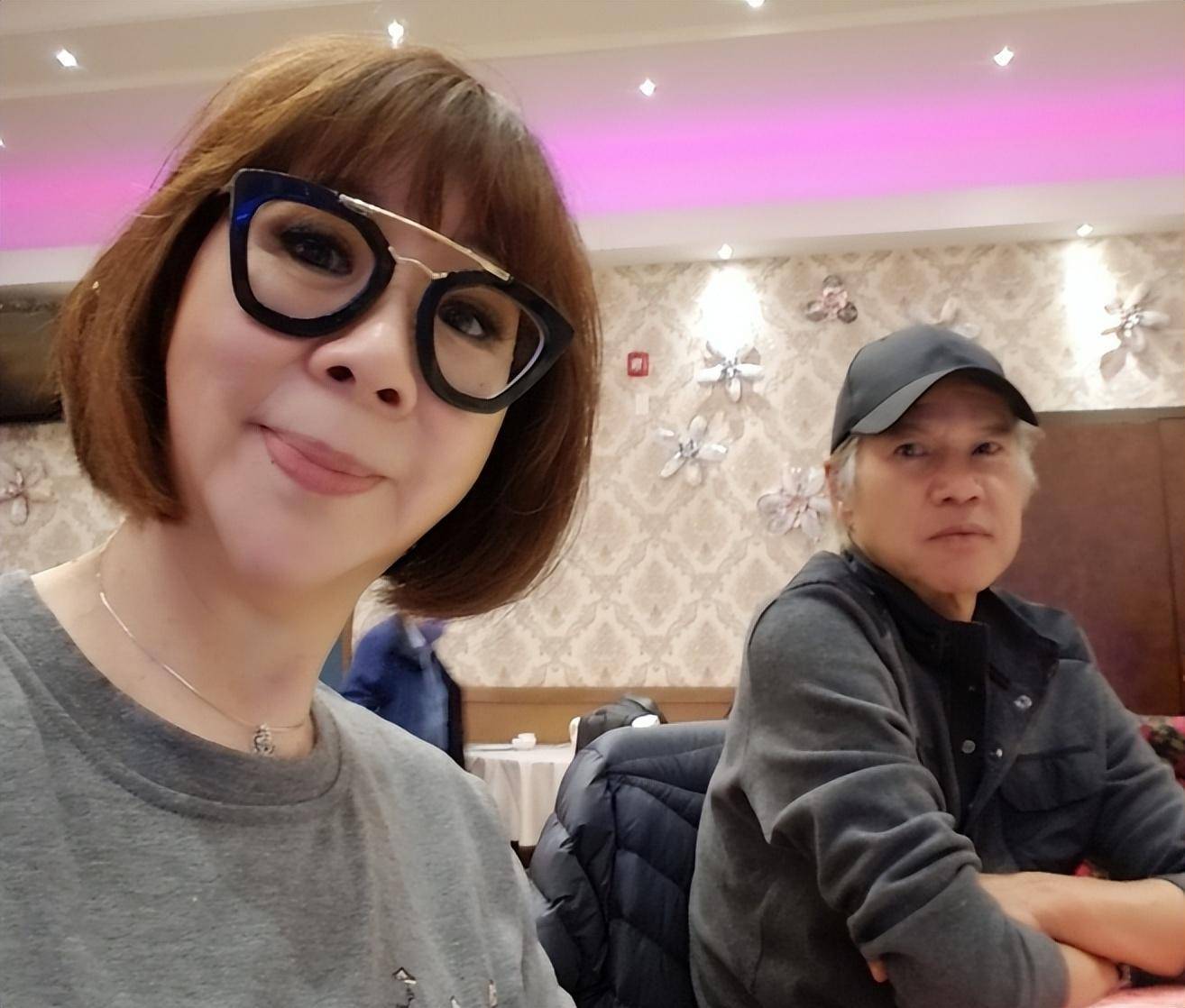 从林嘉华妻子刘宝珍曝光的照片来看,久违地见到林嘉华的状态相当好.