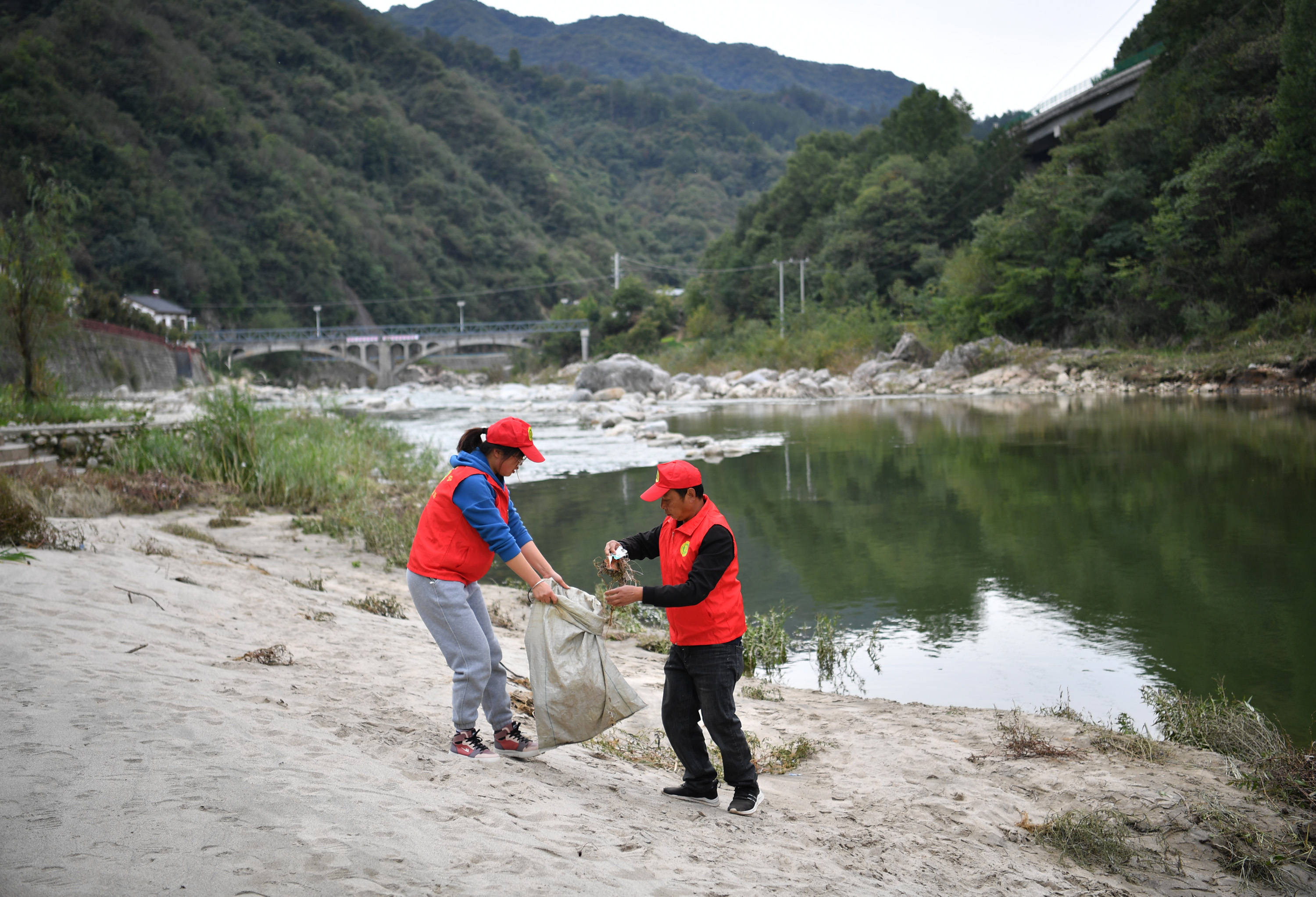 陕西宁陕:守护秦岭绿色 建设多彩田园