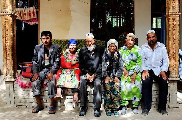 图如普·艾麦提与家人,妻子堪巴赛汗为紧挨他穿黑色上衣妇女后来,在他