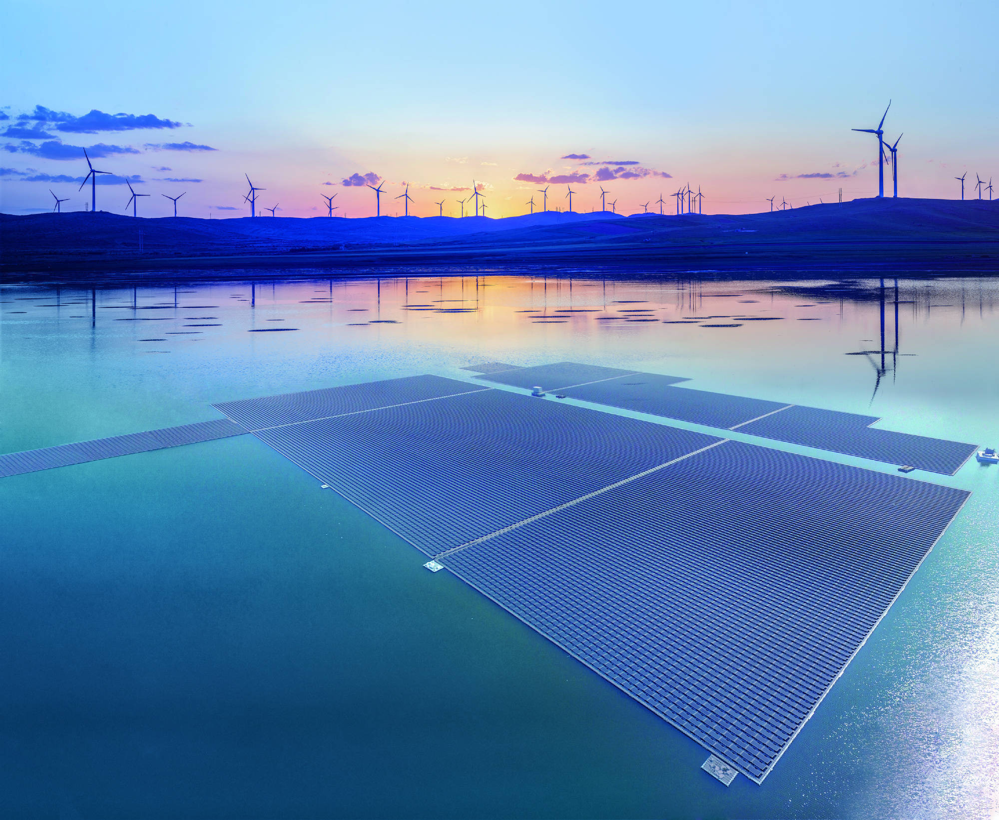 安徽淮南水面漂浮光伏项目(央广网发 三峡集团供图)新能源出力具有