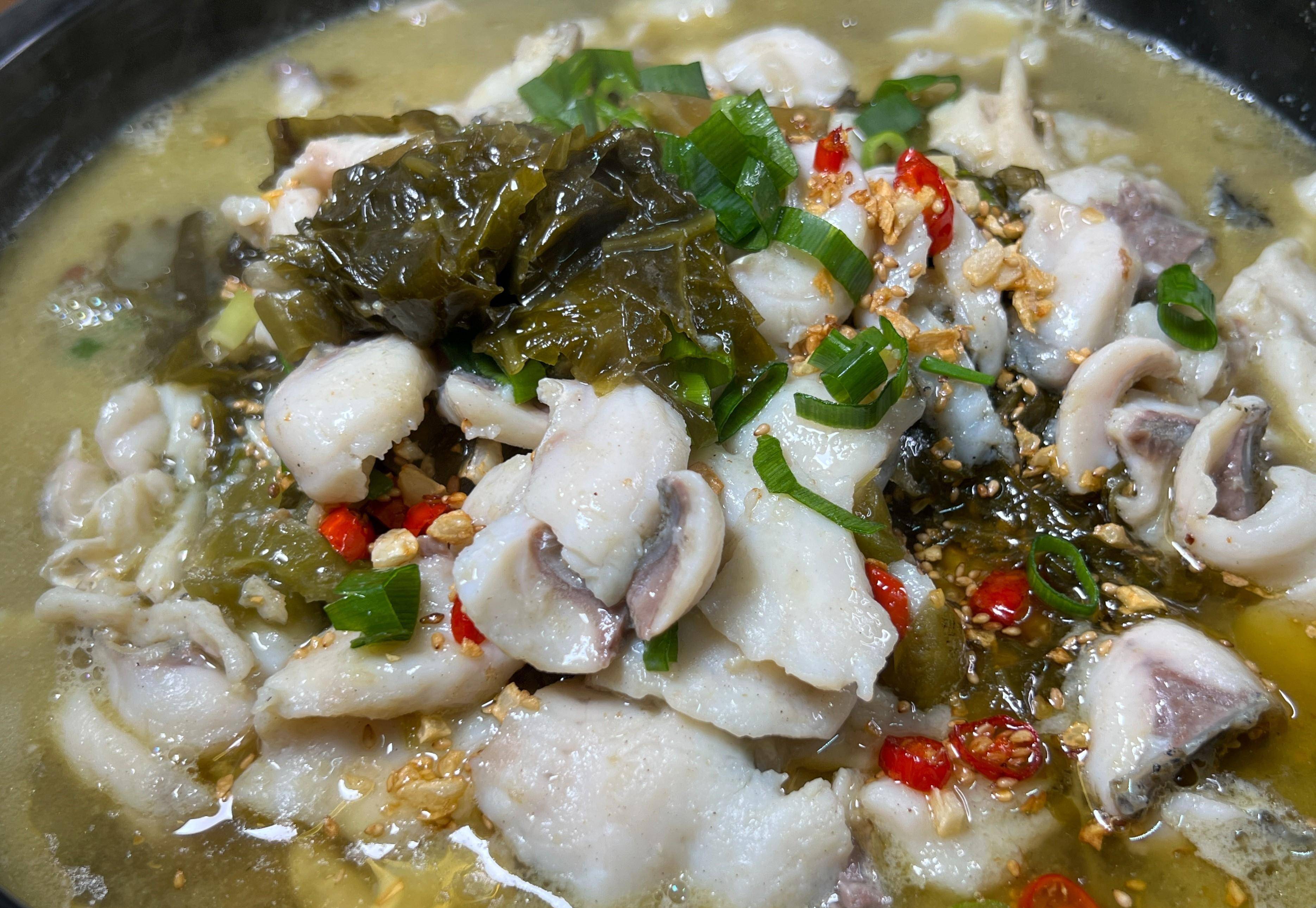一条3斤草鱼,一袋酸菜,做能喝汤的酸菜鱼,鱼肉嫩滑,酸菜下饭