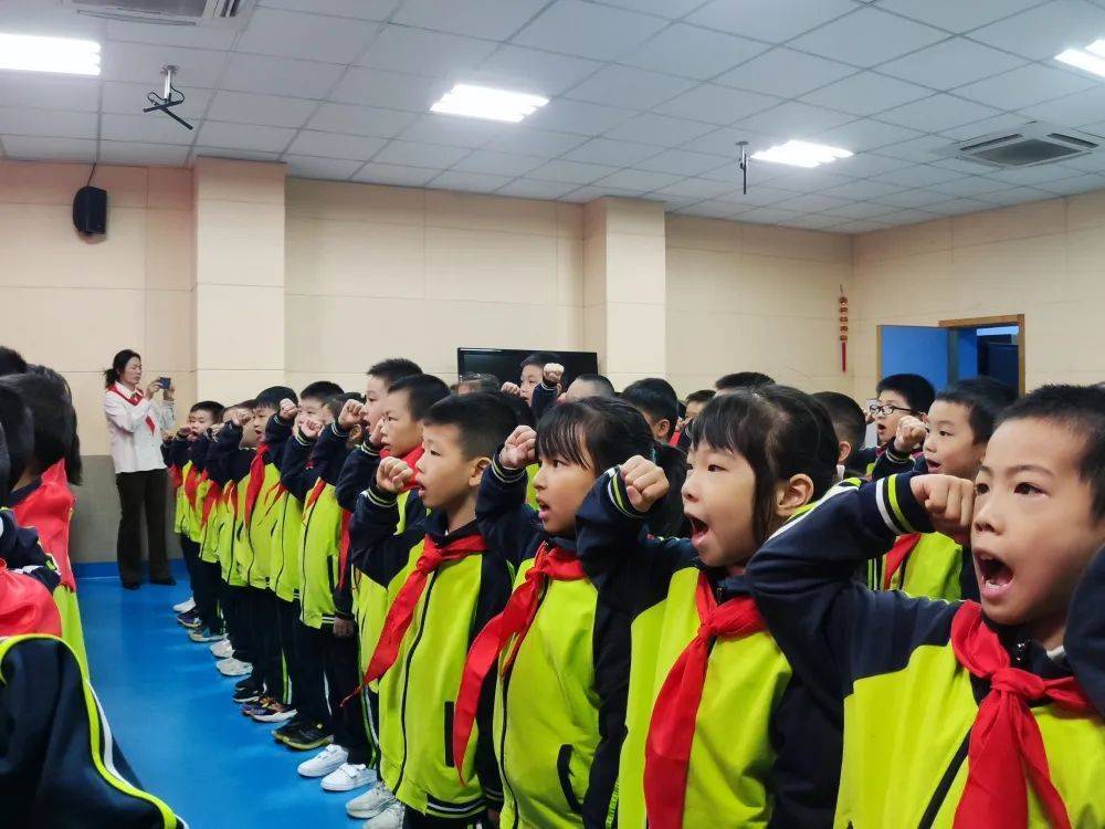 桂林市崇善小学庆祝少先队建队73周年主题活动暨新队员入队仪式_队旗