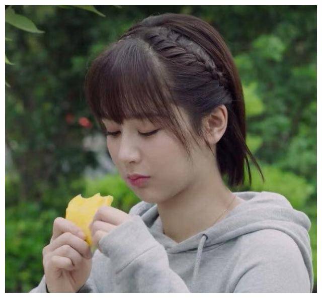 沈月上海出席活动,梳杨紫同款精美编发,娇俏又甜美!_短发_漂亮_发型