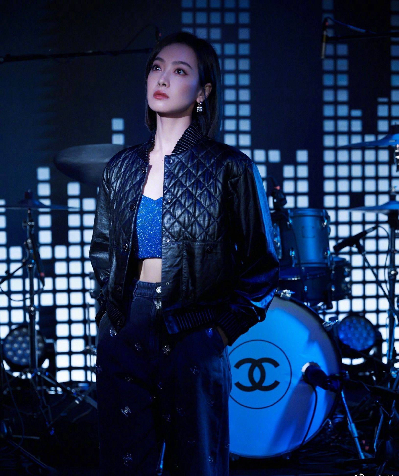 宋茜皮衣抹胸装优雅写真_宋茜_皮衣_写真