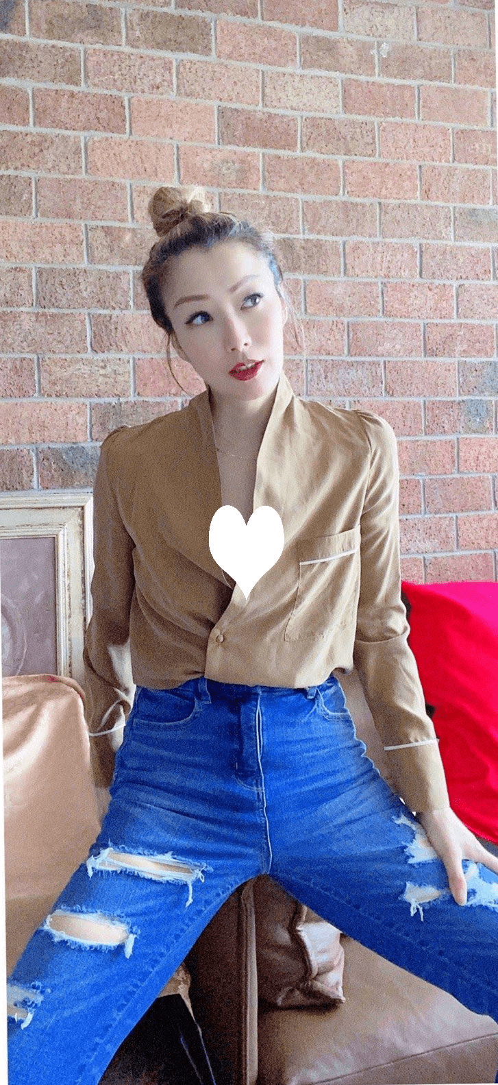 干瘦的,所以身上一点肉都没有,穿上这一条裙子也是松松垮垮一点,女人