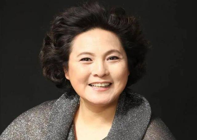 没出名时发妻离他而去,二婚娶尤勇前妻,儿子帅到爆