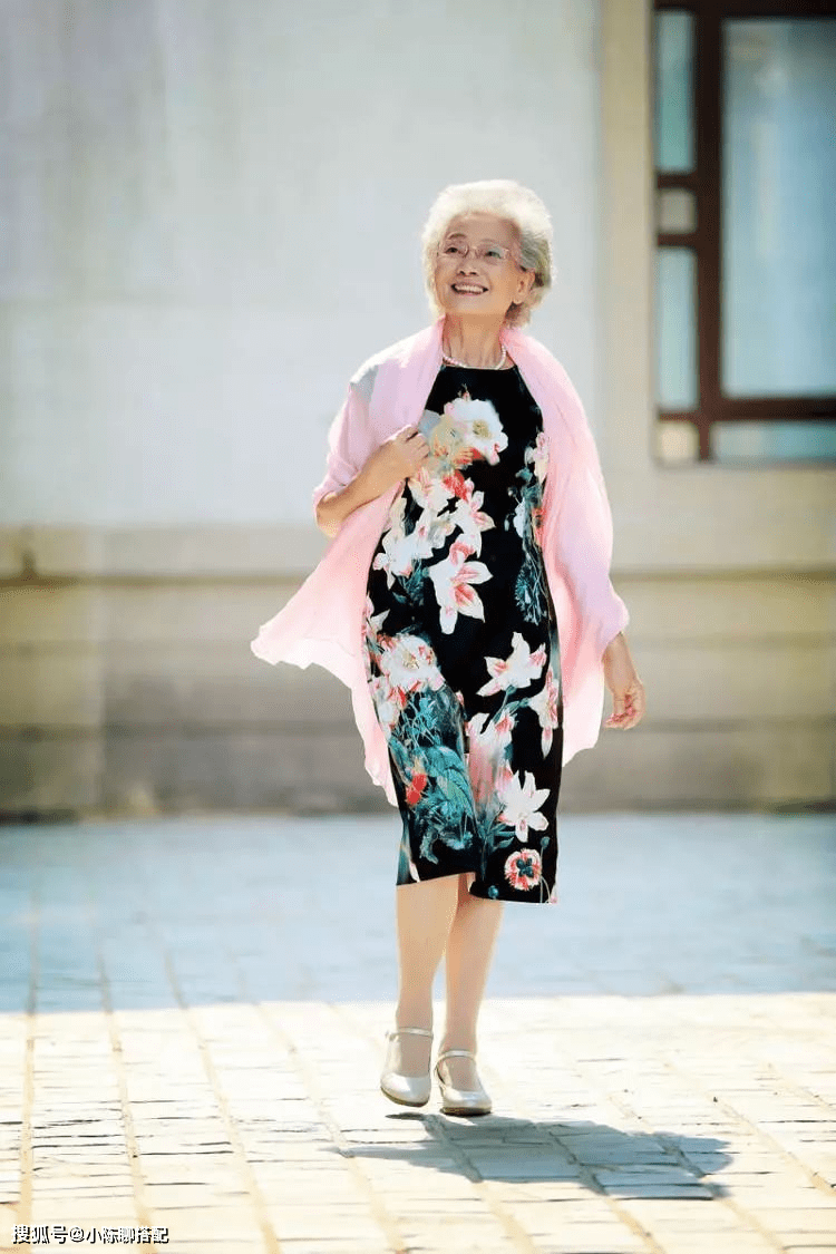 有强大的内心,是最好的姿态一位本名王沛的天蝎奶奶凭一条梳头的视频