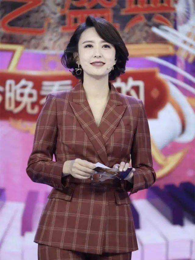 央视主持人张蕾41岁了,穿运动装爬山气质而优雅,素颜也好漂亮!