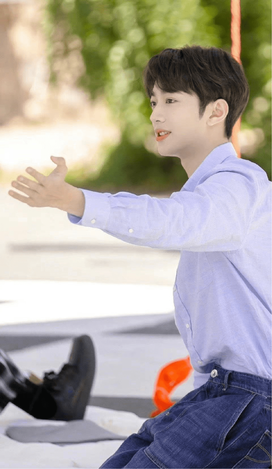 超市随拍三宫格,赖冠霖空降热搜引热议,网友只关注到他的手臂_反差