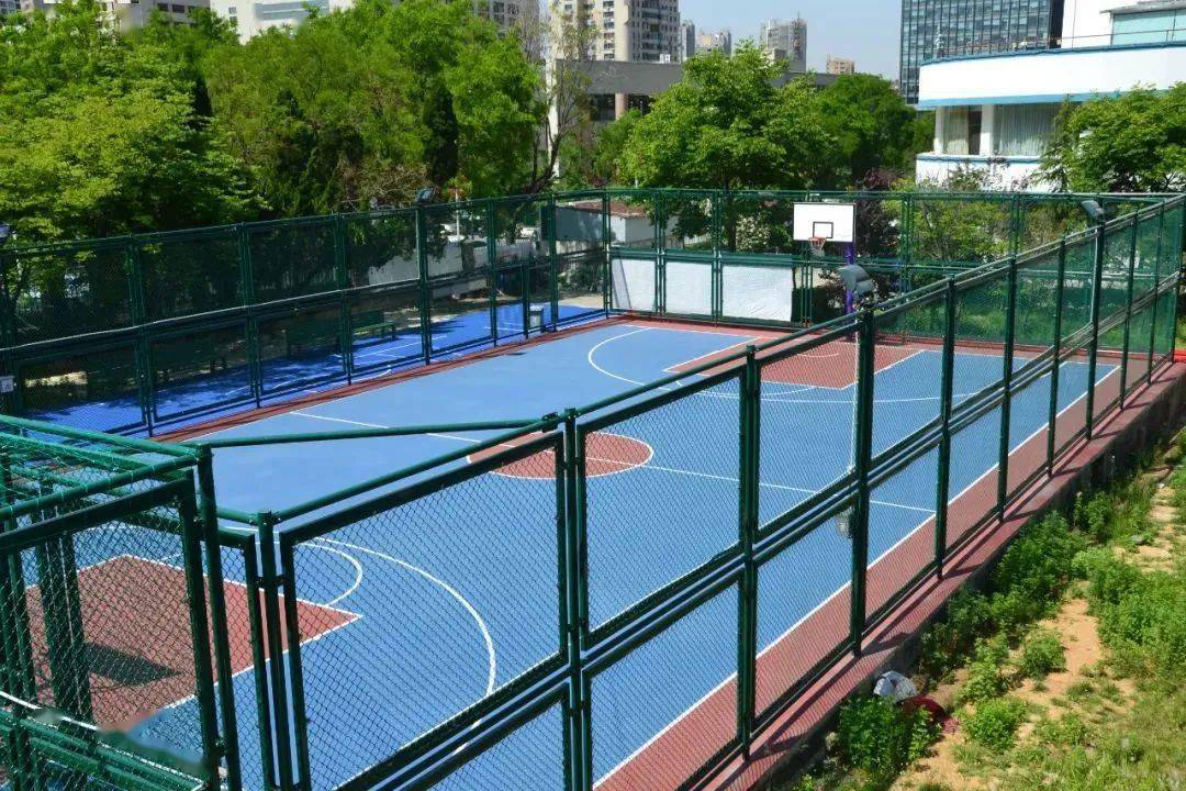 周到另有书法,文艺等培训中心服务项目,同时开设各类型课程篮球,壁球