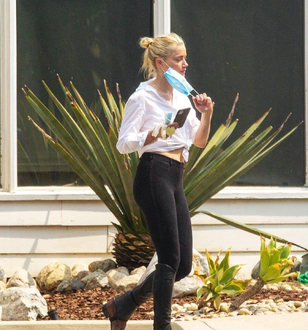 艾梅柏·希尔德扎丸子头穿高帮马靴骑马,像一个漂亮的女牛仔_样子