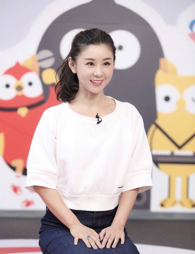 "圆脸女神"李小萌,穿抹身材刺绣裙秀苗条身材,任谁看了不心动?